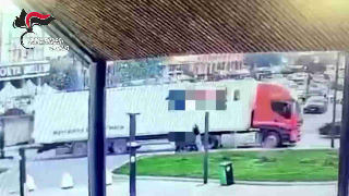 Rapina una donna costretta in sedia a rotelle, arrestato